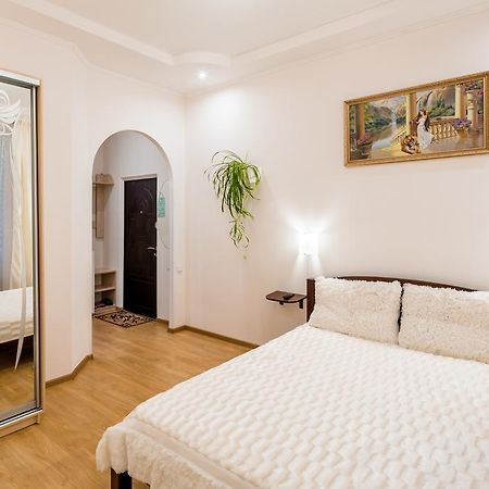 Apartment On Khmelnytskogo Street Львов Экстерьер фото