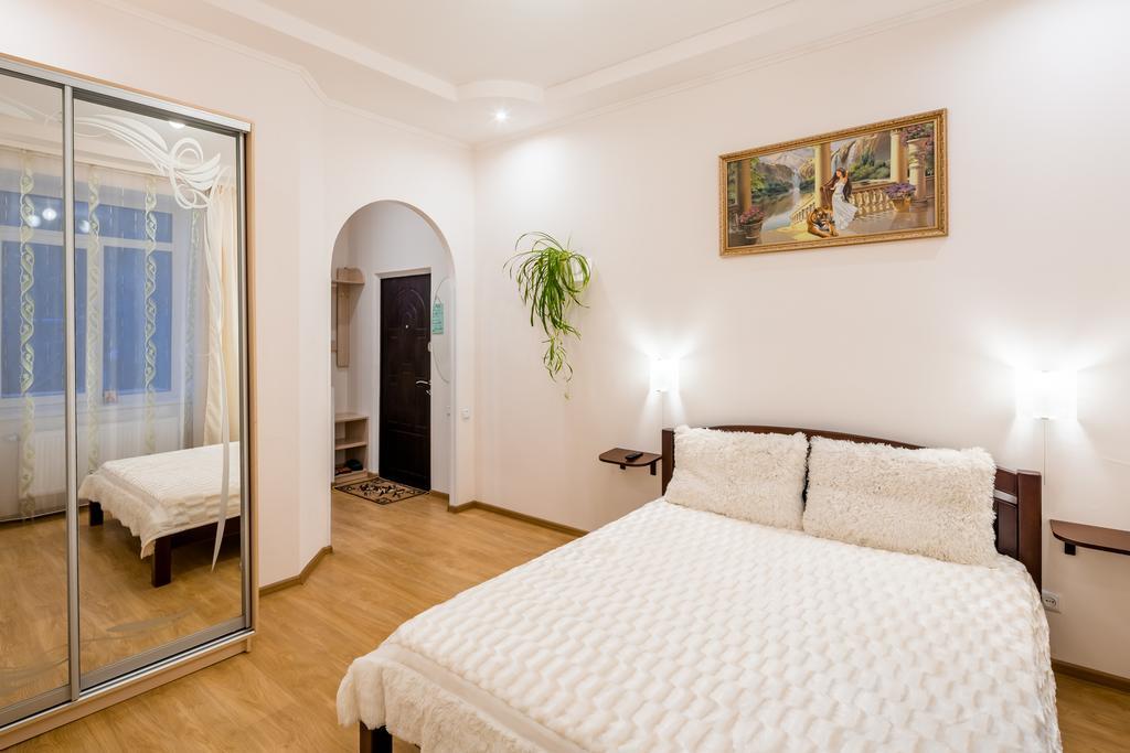 Apartment On Khmelnytskogo Street Львов Экстерьер фото