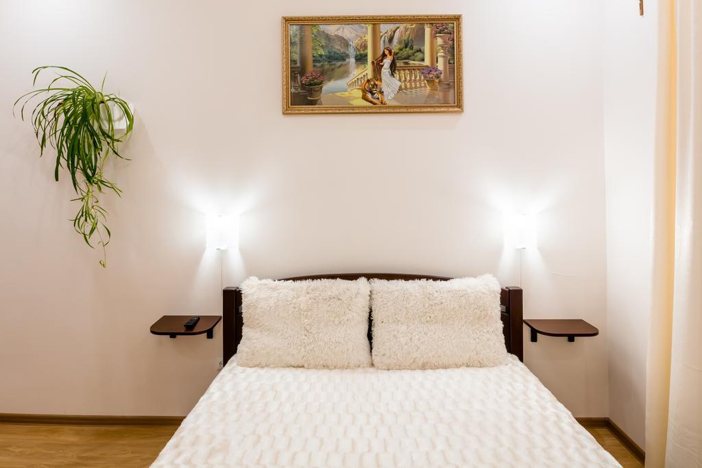 Apartment On Khmelnytskogo Street Львов Экстерьер фото