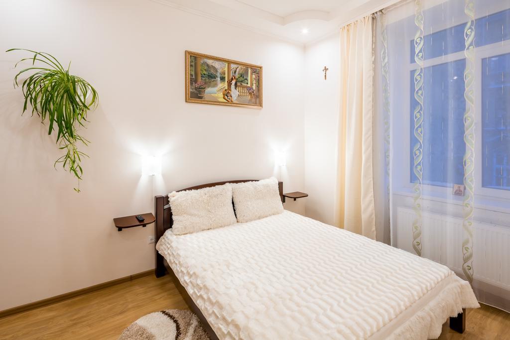 Apartment On Khmelnytskogo Street Львов Экстерьер фото