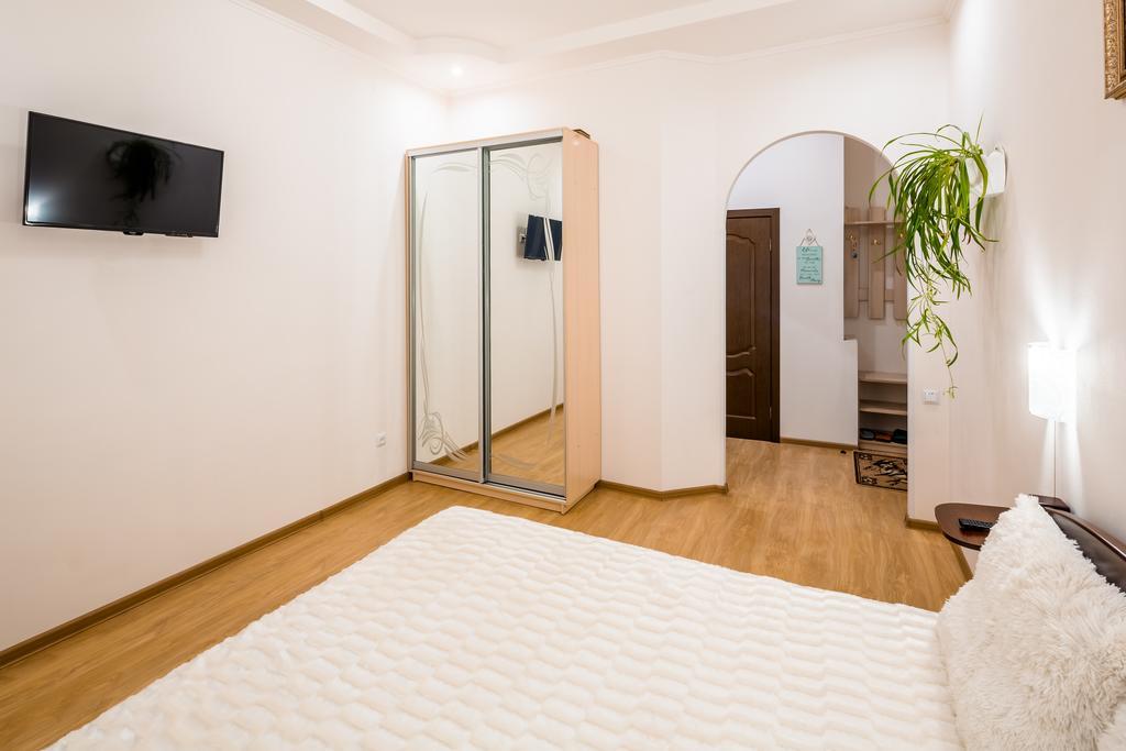 Apartment On Khmelnytskogo Street Львов Экстерьер фото